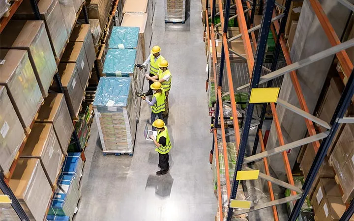 Lagerhalle mit Kartons, welche Etiketten für die Produktkennzeichnung und Lagerlogistik besitzen Lagerhalle mit Kartons, welche Etiketten für die Produktkennzeichnung und Lagerlogistik besitzen