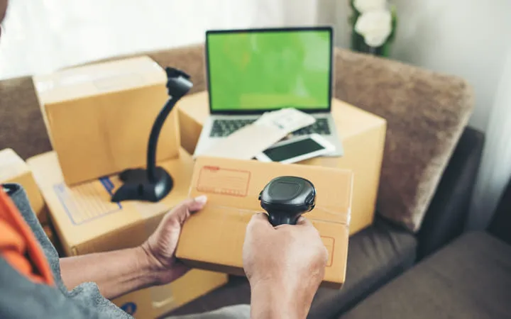 Etiketten werden im Versand eingescannt Etiketten werden im Versand eingescannt