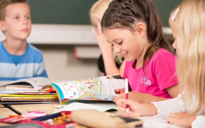 Schüler am lernen mit Lernetiketten Schüler am lernen mit Lernetiketten