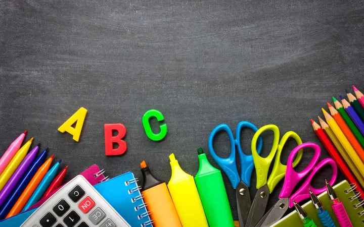 Schulutensilien in verschiedenen Farben Schulutensilien in verschiedenen Farben