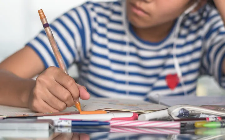 Schüler am Lernen mit Schuletiketten Schüler am Lernen mit Schuletiketten