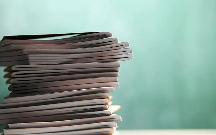 Gestapelte Schulhefte Gestapelte Schulhefte