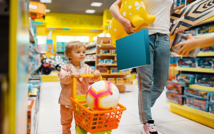 Kind im Spielzeugladen - überzeugende Optik von Etiketten Kind im Spielzeugladen - überzeugende Optik von Etiketten