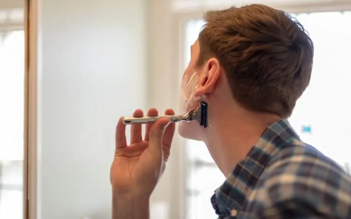 Mann am Rasieren - Marketing für Rasierer Mann am Rasieren - Marketing für Rasierer