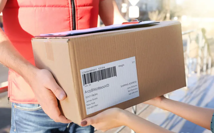 Barcodeetikett auf einem Versandkarton Barcodeetikett auf einem Versandkarton