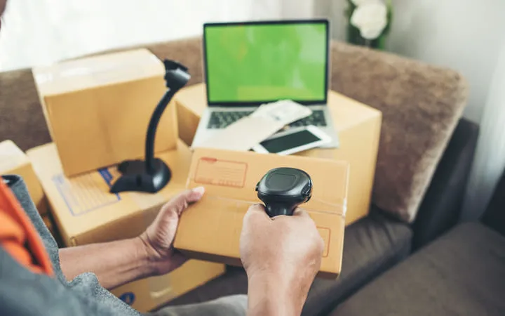 RFID Etikett wird gescannt RFID Etikett wird gescannt