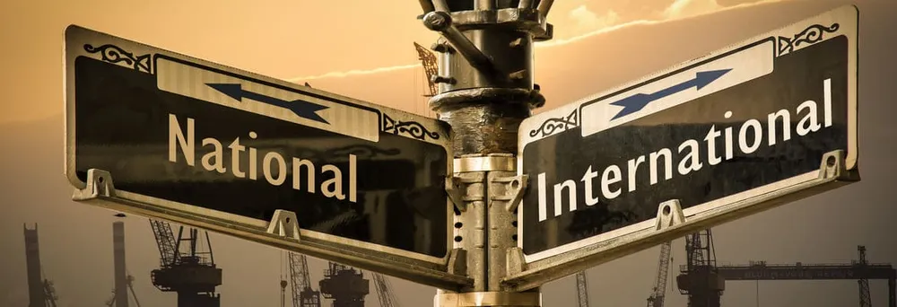 Laternenschilder mit der Aufschrift "National" und "International" Laternenschilder mit der Aufschrift "National" und "International"