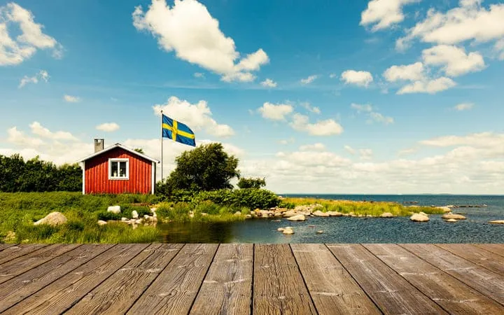 Schweden Flagge am Häuschen auf dem Land Schweden Flagge am Häuschen auf dem Land