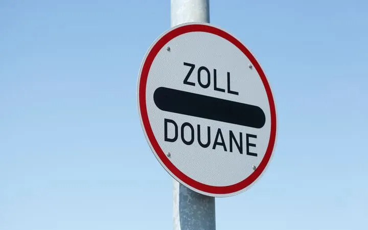 Straßenschild mit der Aufschrift "Zoll" Straßenschild mit der Aufschrift "Zoll"