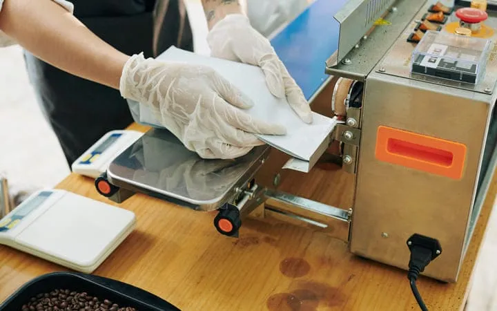 Beutel Versiegeln mit Siegelmaschine Beutel Versiegeln mit Siegelmaschine