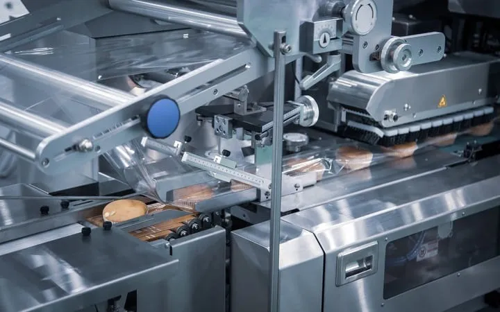 Fertigungsprozess in welchem Lebensmittel eingeschweißt werden  Fertigungsprozess in welchem Lebensmittel eingeschweißt werden