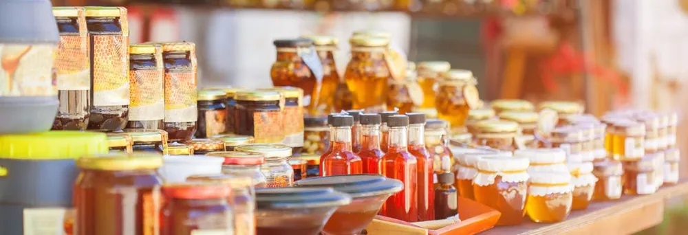 Verschiedene Honigetiketten auf Honiggläsern