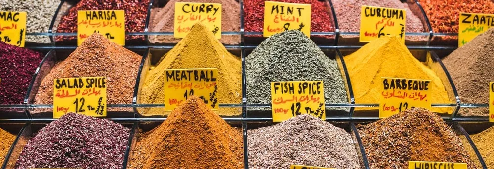 verschiedene Gewürze auf einem Gewürzmarkt verschiedene Gewürze auf einem Gewürzmarkt