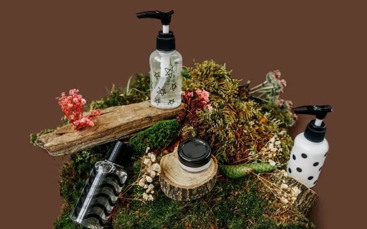 Kosmetikflaschen mit transparenten Etiketten