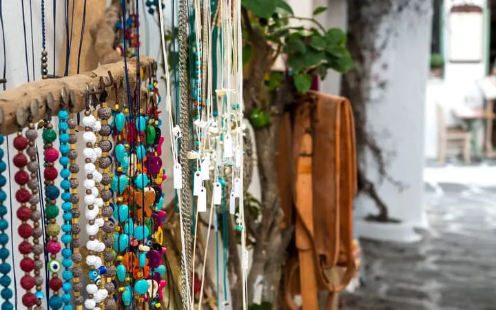 Preisetiketten an Schmuck vor einem Laden Preisetiketten an Schmuck vor einem Laden