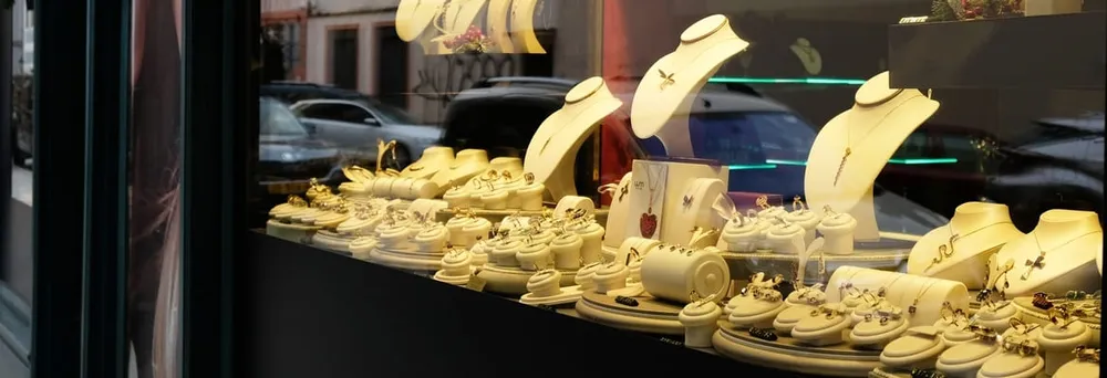 Etiketten an Schmuckstücken Etiketten an Schmuckstücken