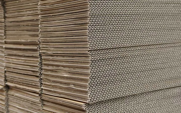 Große Stückzahl an Wellpappe