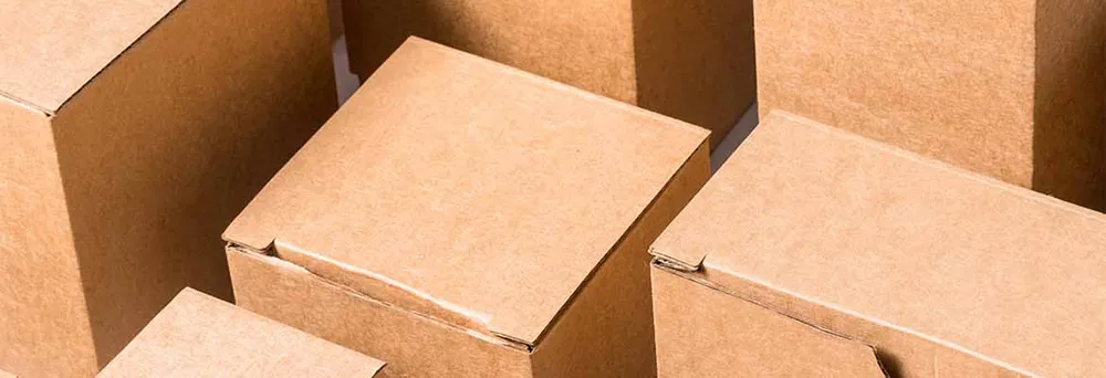 Mehrere Kartons nebeneinander in verschiedenen größen Mehrere Kartons nebeneinander in verschiedenen größen