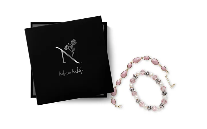 Stülpschachtel aus schwarzem Karton Stülpschachtel aus schwarzem Karton