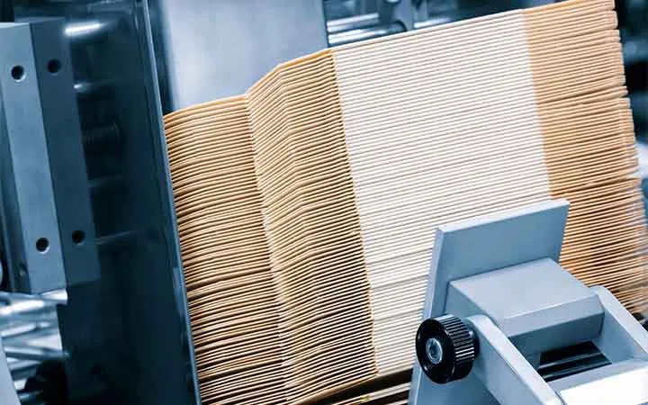 Primärfaserkartons gestapelt Primärfaserkartons gestapelt