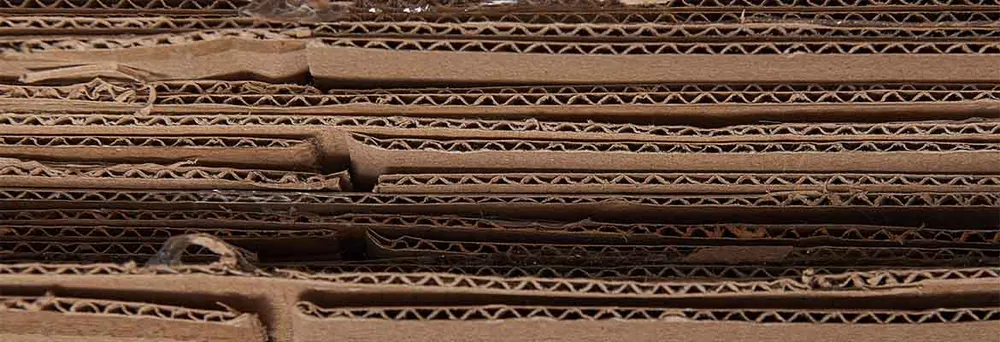 Diverse scatole di cartone ondulato impilate l'una sull'altra Diverse scatole di cartone ondulato impilate l'una sull'altra