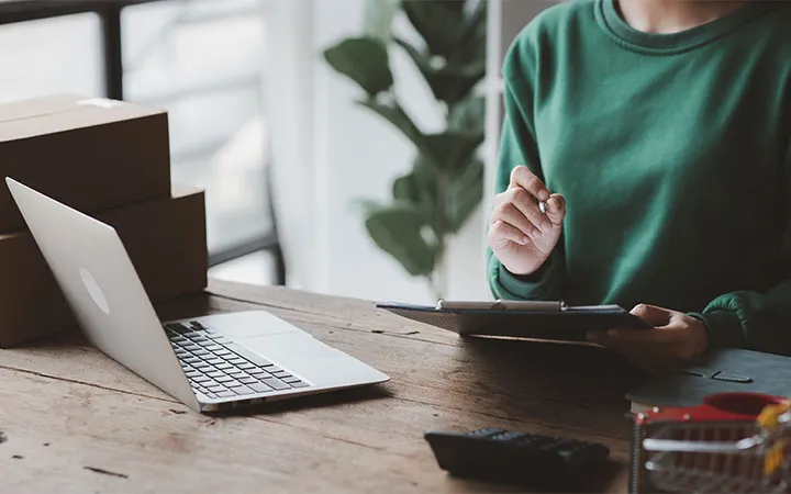 Frau die Unterlagen prüft Frau die Unterlagen prüft