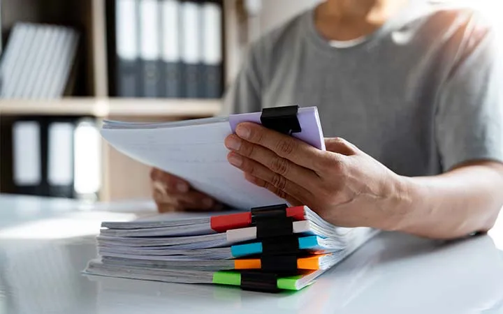 Viele Unterlagen aufeinander gestapelt Viele Unterlagen aufeinander gestapelt