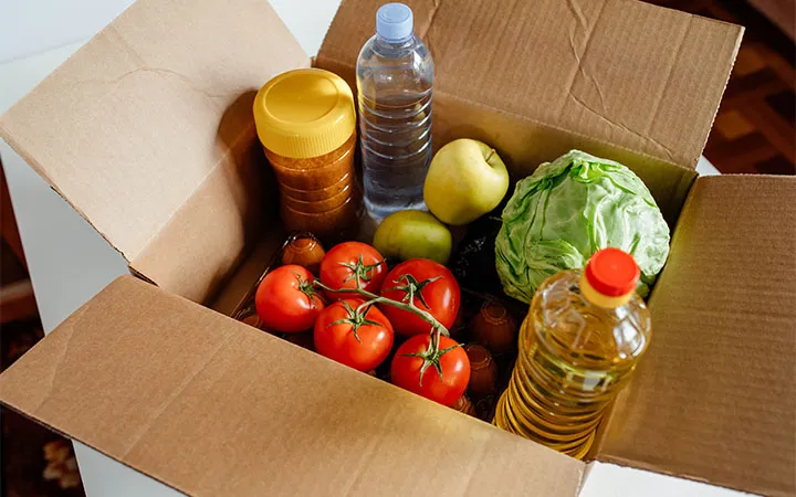 Europaletten aufeinander gestapelt Lebensmittel in Karton verpackt