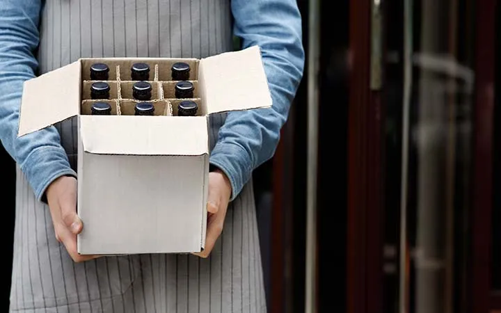 Flaschen in Karton mit Inlay für Transport Flaschen in Karton mit Inlay für Transport