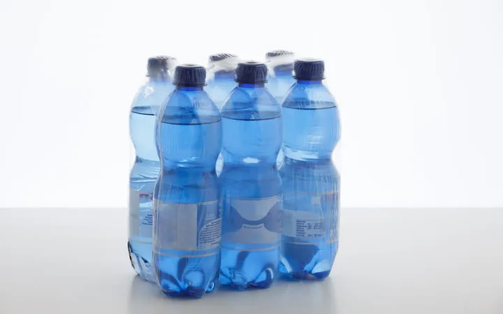 Sixer Wasserflaschen in Plastikfolie Sixer Wasserflaschen in Plastikfolie