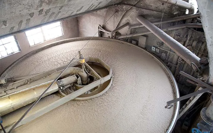 Papierbrei bei der Papierherstellung Papierbrei bei der Papierherstellung