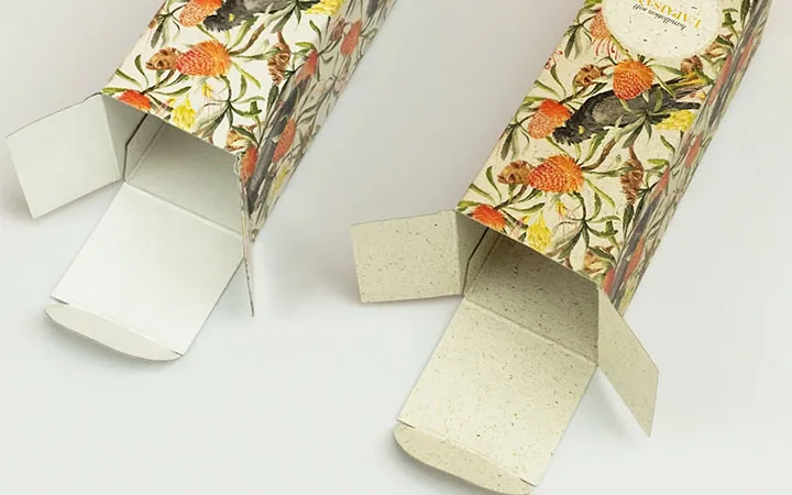 Graskarton und Recyclingkarton liegen nebeneinander Graskarton und Recyclingkarton liegen nebeneinander