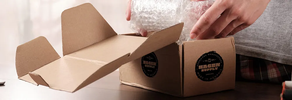 Warensendung in Karton mit Sicherheitslasche Warensendung in Karton mit Sicherheitslasche