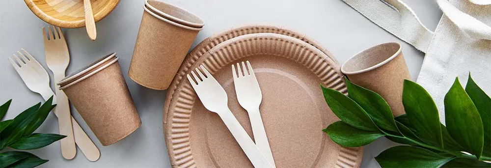 Einmalbesteck und Teller aus Recyclingkarton Einmalbesteck und Teller aus Recyclingkarton
