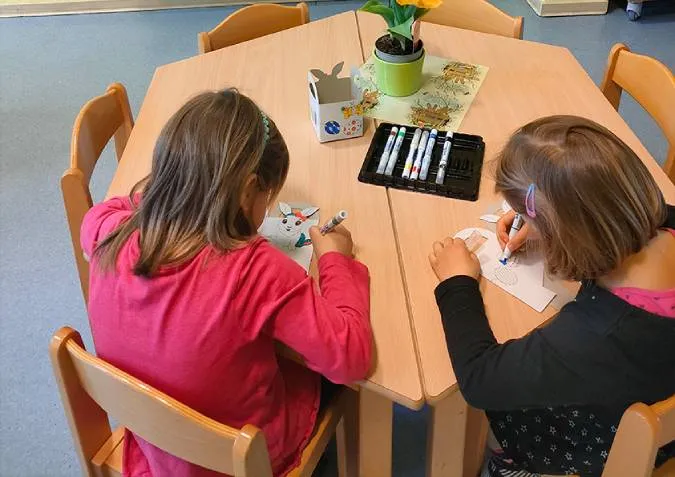 Kinder malen Osterkörbchen an Kinder malen Osterkörbchen an