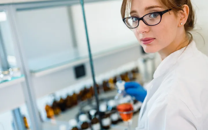 Frau in Labor schaut in Kamera Frau in Labor schaut in Kamera