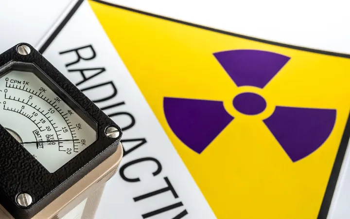 Radioaktiv-Zeichen und Geiger-Müller Zählrohr Radioaktiv-Zeichen und Geiger-Müller Zählrohr