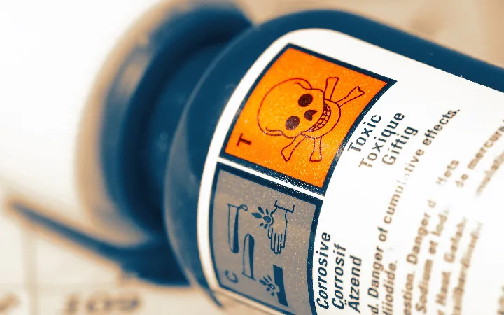 Chemieetiketten auf Produkt Chemieetiketten auf Produkt