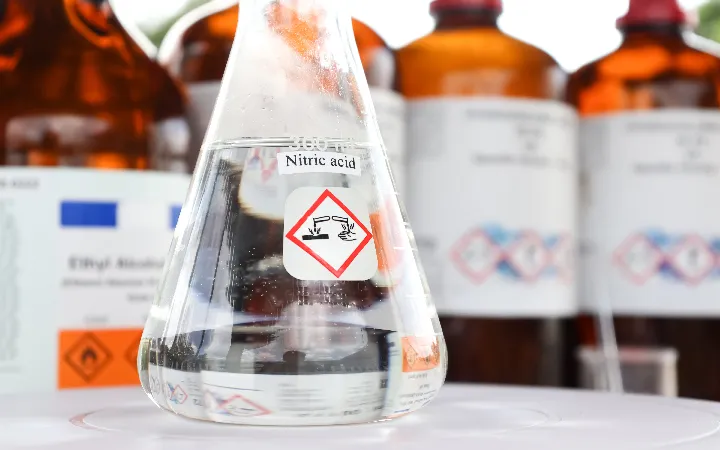 Reagenzglas mit Gefahrenkennzeichnung Reagenzglas mit Gefahrenkennzeichnung