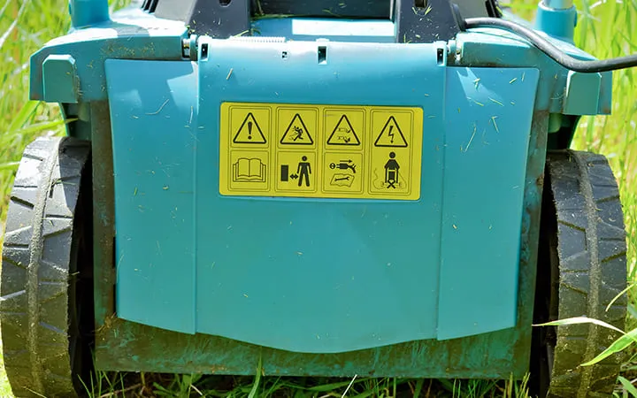 Etikett auf Rasenmäher Etikett auf Rasenmäher