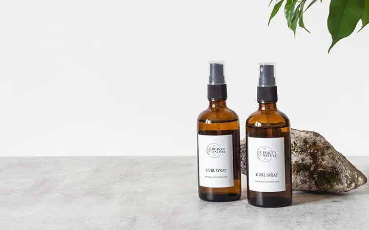 Sprühflaschen mit weißem Etikett Sprühflaschen mit weißem Etikett