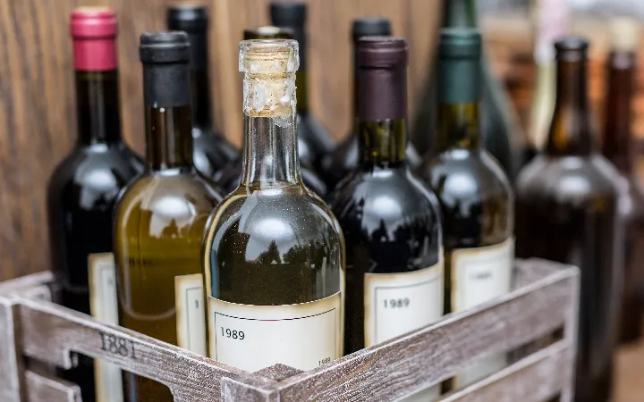 Weinflaschen in Weinkiste Weinflaschen in Weinkiste