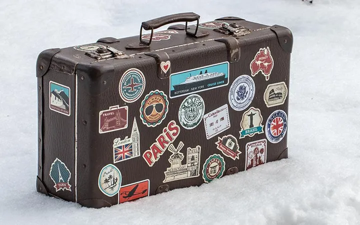 Reisekoffer beklebt mit unterschiedlichen Etiketten Reisekoffer beklebt mit unterschiedlichen Etiketten