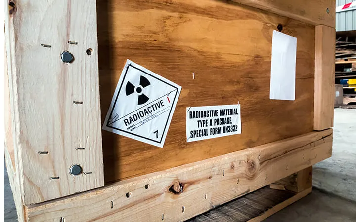 Paletten-Container aus Holz mit Sicherheitsetikett Paletten-Container aus Holz mit Sicherheitsetikett