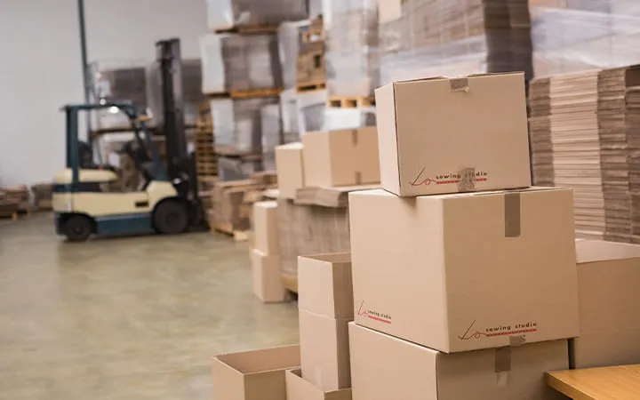 Lagerung von Versandkartons Lagerung von Versandkartons