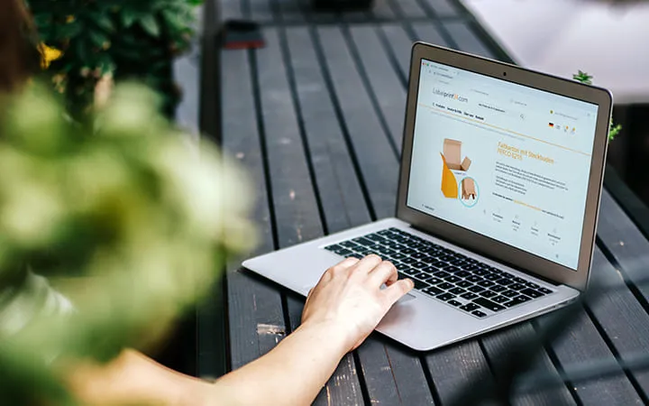Mann bestellt auf Laptop über Labelprint24.com Mann bestellt auf Laptop über Labelprint24.com