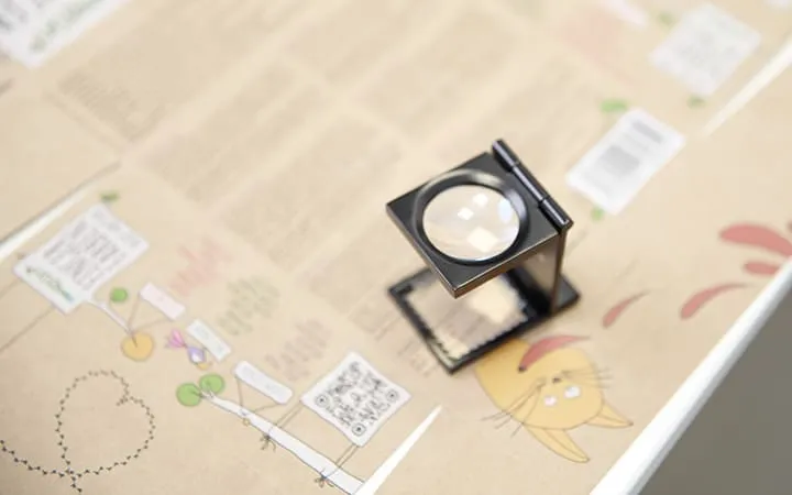 Lupe auf bedruckter Wellpappe Lupe auf bedruckter Wellpappe