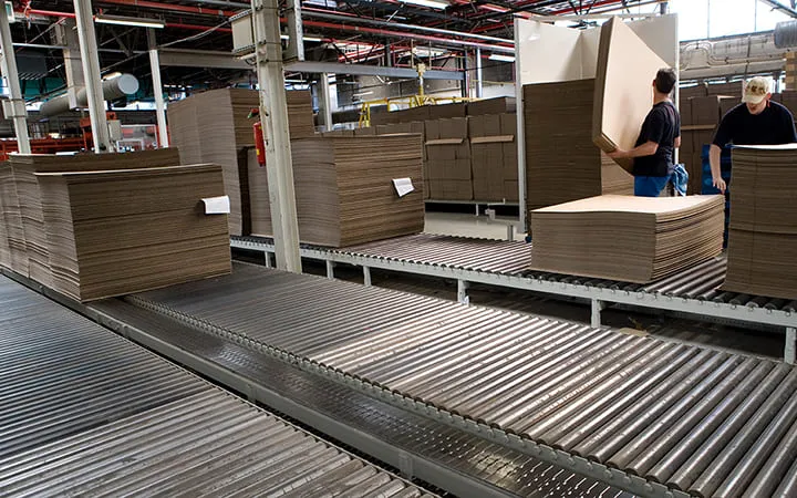 Lagerhalle mit aufeinandergestapelte Wellpappe Lagerhalle mit aufeinandergestapelte Wellpappe