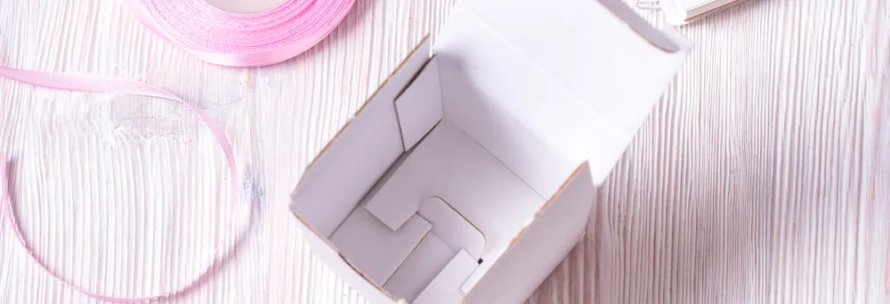 geöffnete Faltschachtel mit Steckboden