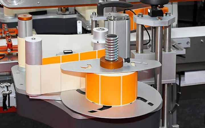 Papieretiketten auf Rolle